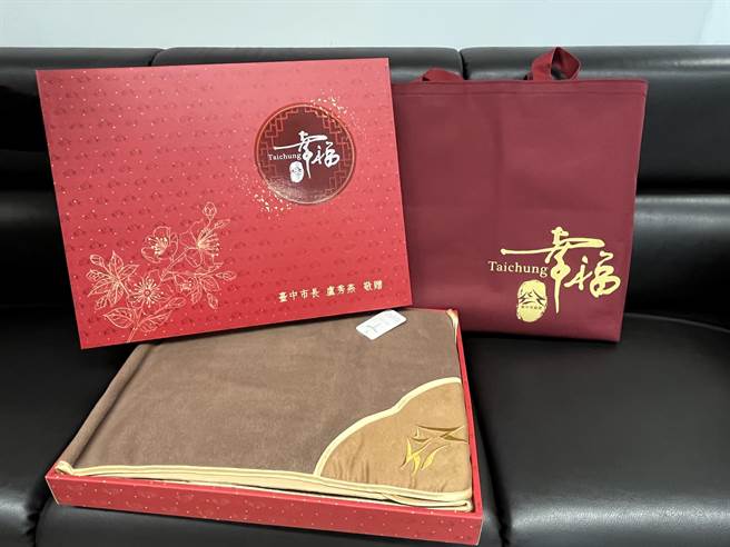 台中市府每年精心挑选民眾结婚登记贺礼，传达不同祝福意涵，民眾在结婚登记喜悦之际，感受到市府对新人满满的祝福。（台中市府提供／卢金足台中传真）