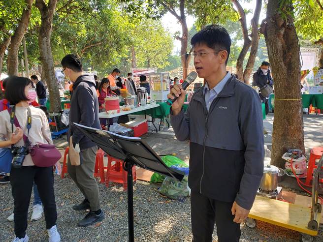 莿桐乡育仁国小校长李学人也亲自带领学生学习摆摊卖洛神花果酱、有机蔬菜、天然清洁剂，所得全捐赠给爱心团体，拥有美声的他现场献唱美妙歌曲，吸引不少民眾欣赏。（周丽兰摄）