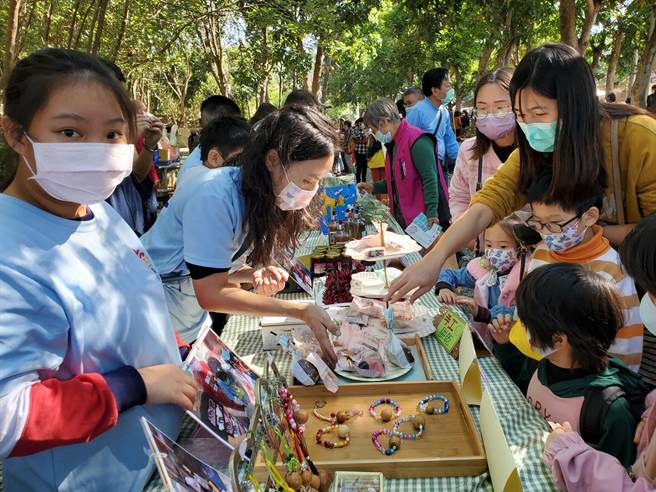 莿桐乡育仁国小学生学习摆摊卖洛神花果酱、有机蔬菜、天然清洁剂，所得全捐赠给爱心团体。（周丽兰摄）