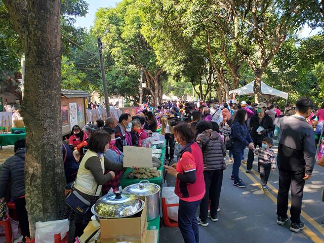 云林县社造嘉年华今（4日）在虎尾建国一村的芒果道举行，有来自山、海、平原等45个社区参与，美食一字排开，吸引不少民眾「逛街」。（周丽兰摄）