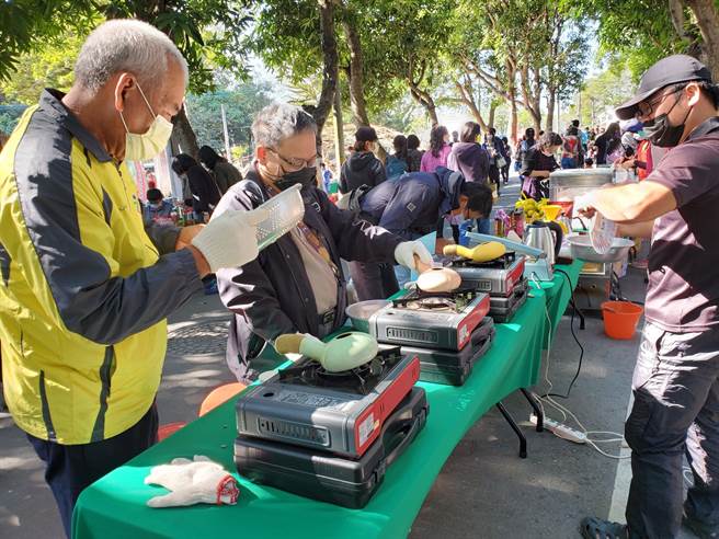 古坑华山社区的陶壶烘豆。（周丽兰摄）