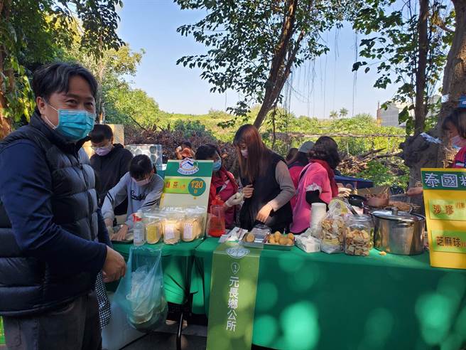 元长乡公所也来摆摊。（周丽兰摄）
