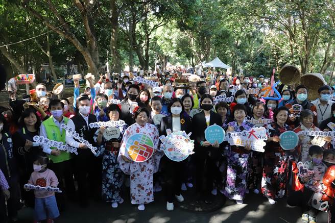 县长张丽善与社区妇女大合照。（周丽兰摄）