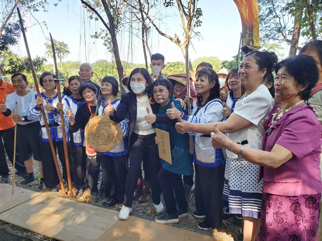 县长张丽善与社区妇女大合照。（周丽兰摄）