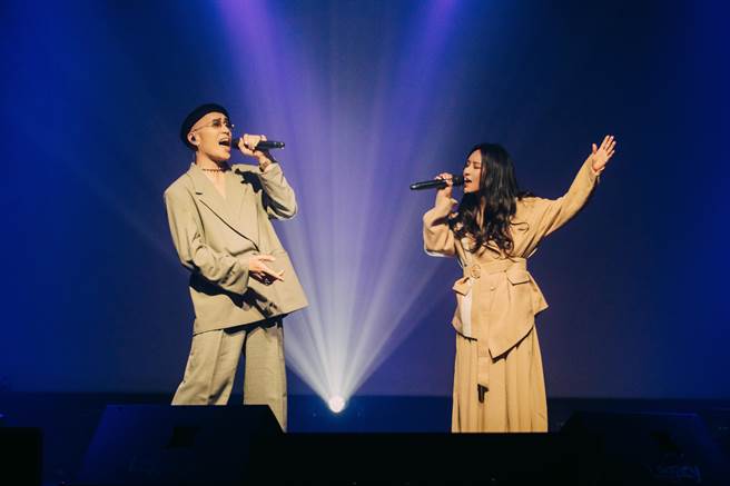 法兰（右）今演唱会邀黄宣担任嘉宾。（相映音乐提供）