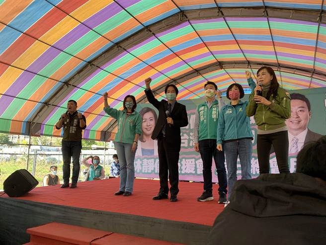 副总统赖清德(左三)澄清莱克多巴胺不是毒药的完整说法。(林欣仪摄)