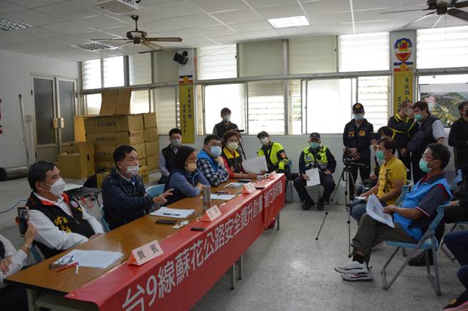苏花改工程处副处长吴明恩到崇德主持苏花安说明会，面对部落居民不同意见，当面沟通。（记者王志伟摄）