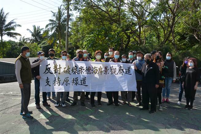 苏花改工程处今在崇德部落召开苏花安说明会，部落居民拉起白布条抗议「反对破坏崇德海岸景观廊道，支持原线道。」 （王志伟摄）
