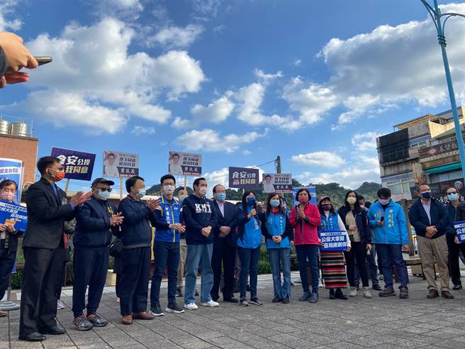 12月18日公投倒數，前總統馬英九、國民黨新北市黨部執行長兼發言人蕭敬嚴等今（4）日上午前往新北市瑞芳火車站宣講。（蕭敬嚴提供）