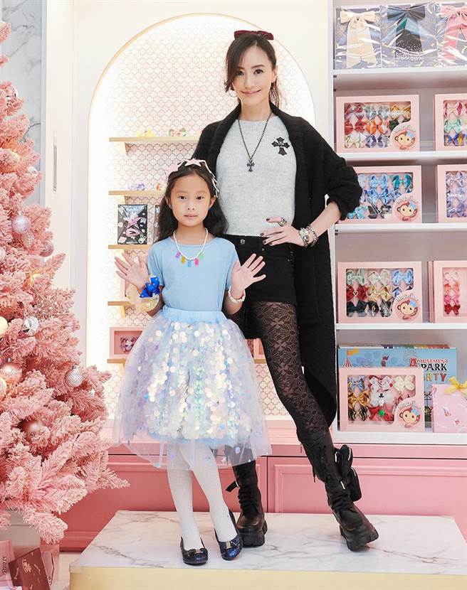 关颖（右）带女儿C.C.出席代言活动。（Monkey Bow提供）