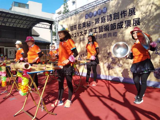 太平區公所4日於太平買菸場舉行「圓形的奧秘-陳庭詩創作」及「2021太平鐵工藝術節成果」聯展，活動現場熱鬧精彩。（太平區公所提供／張妍溱台中傳真）