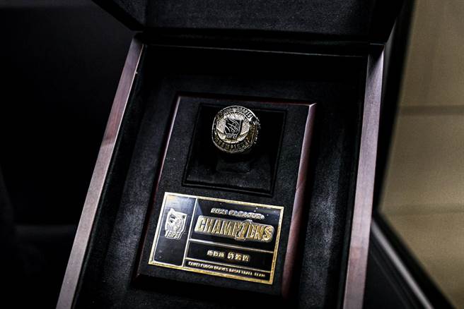 台北富邦勇士今天獲頒的上季總冠軍戒指。(富邦勇士提供)