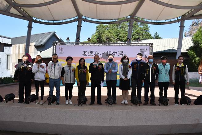苗栗县长4日上午参加老适在一起生活节社区营造成果展。（谢明俊摄）