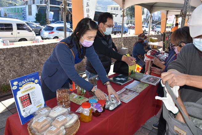 头份市河背农庄安排家庭学生到场体验制作客家传统红粄等食品。（谢明俊摄）