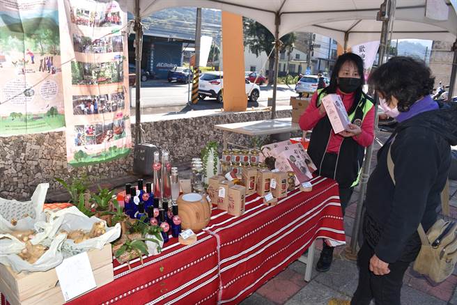 南庄乡蓬莱社区合作社所生产的香菇及蜂蜜，品质绝佳。（谢明俊摄）