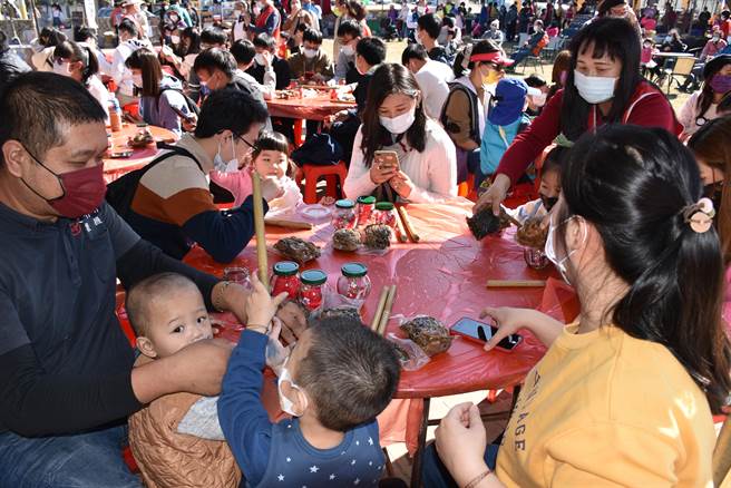 文观局举办社区营造成果展，安排全家老小一起来挤福菜。（谢明俊摄）