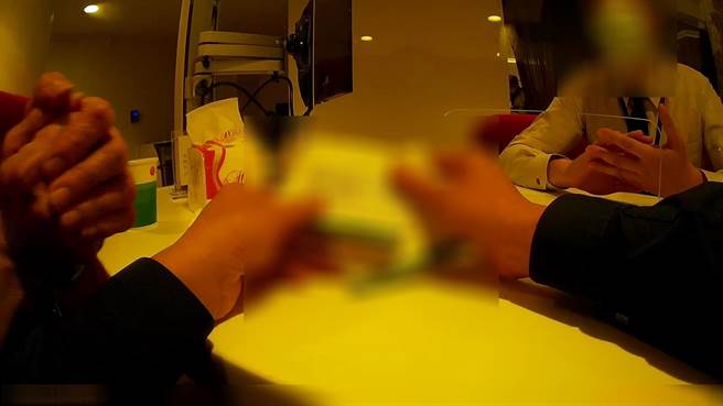 警方與行員聯手阻止王婦匯款，成功保住她的積蓄。(翻攝照片／林郁平台北傳真）