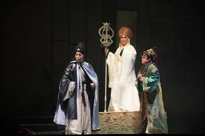 今（4）日下午在社教馆演艺厅办理「传艺飨宴．台湾加油～2021台湾传统戏曲～歌仔戏：地狱工画师」，邀请高雄在地知名剧团「尚和歌仔戏剧团」蒞馆演出，吸引1000名观眾入场。（高市社教馆提供）