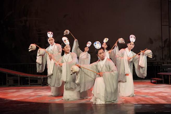 今（4）日下午在社教馆演艺厅办理「传艺飨宴．台湾加油～2021台湾传统戏曲～歌仔戏：地狱工画师」，邀请高雄在地知名剧团「尚和歌仔戏剧团」蒞馆演出，吸引1000名观眾入场。（高市社教馆提供）