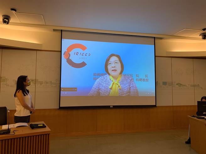 韩国国际文化研究院孙占芳教授视讯参加。(杨宗灏翻摄)