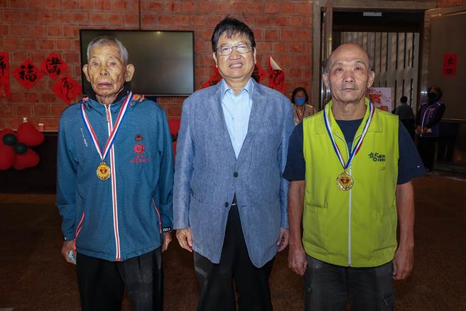 縣長楊文科（中）頒獎表揚新竹縣338志工，最高齡的87歲吳書境（左）和服務時數最多的李祖民（右）獲頒金級獎。（羅浚濱攝）