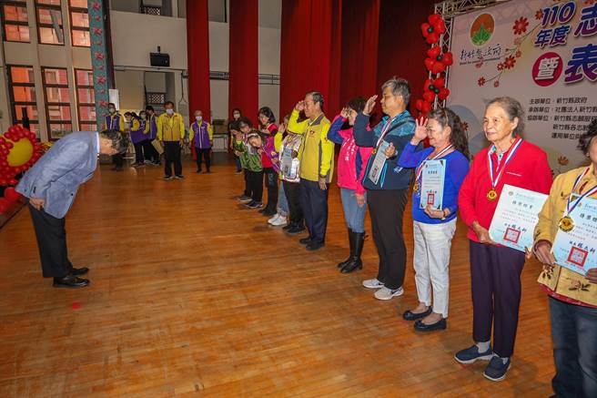 縣長楊文科（左）頒獎表揚新竹縣338志工，鞠躬感謝志工們長期義務付出。（羅浚濱攝）