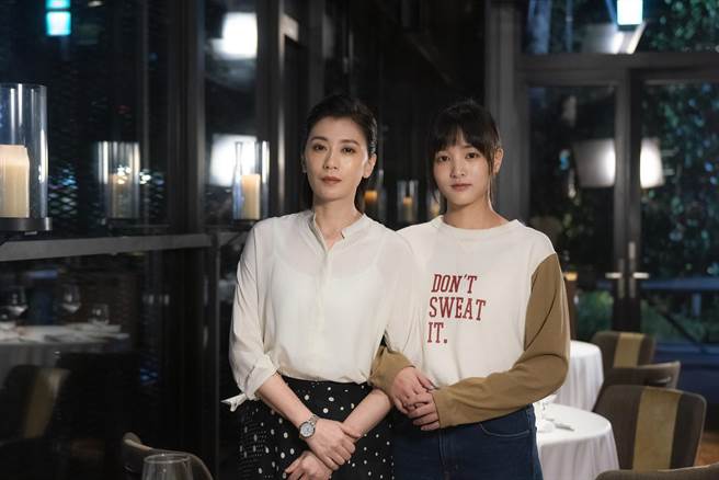 贾静雯（左）、王净主演《瀑布》在金马奖的加持下，票房持续飙升。（华映提供）