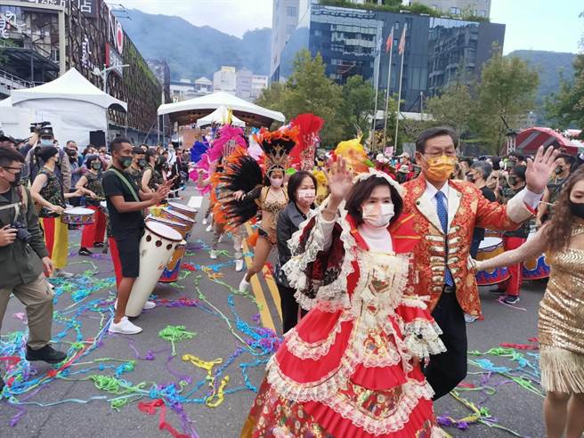 宜蘭縣長林姿妙盛裝打扮，親自帶領著隊伍踩街遊行，宣告「2021冬戀蘭陽溫泉季」正式展開。（胡健森攝）