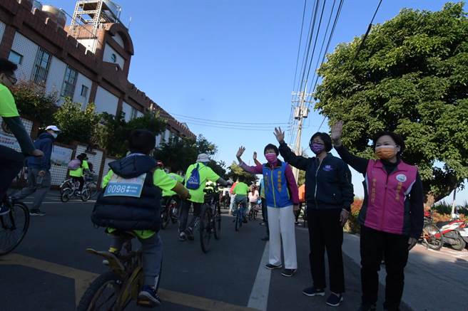彰化埤头乡公所举办埤头稻香铁道自行车节，4日上午800名参加的单车骑士从丰崙运动休閒公园出发绕行环乡自行车廊道，饱览旧台糖铁道旁的田园风光。（谢琼云摄）