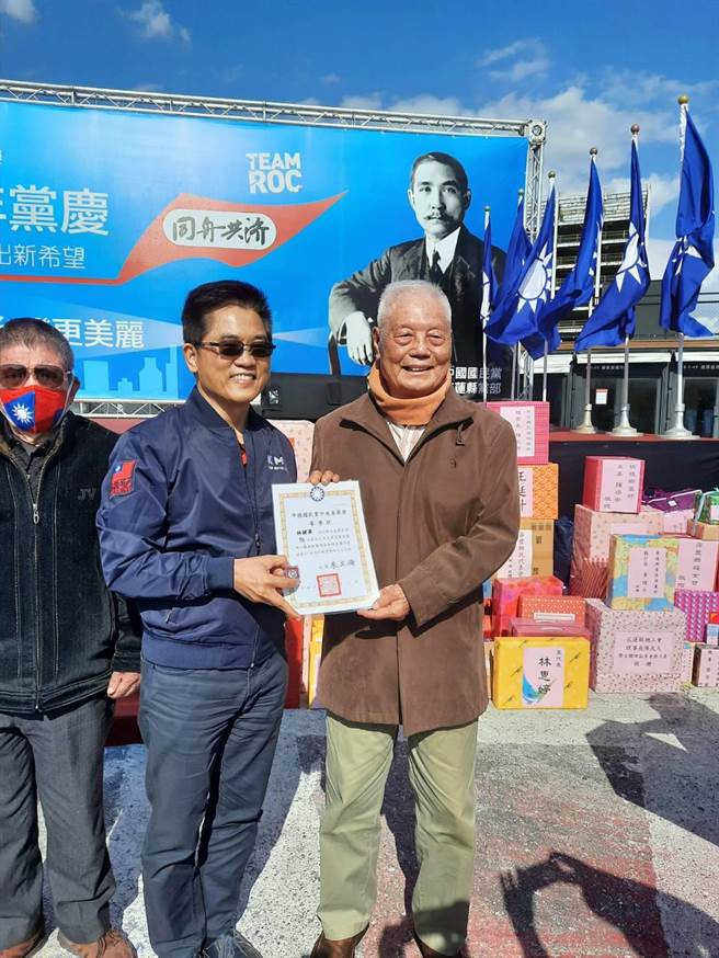 秘書長黃健庭感謝資深黨員支持。（國民黨提供