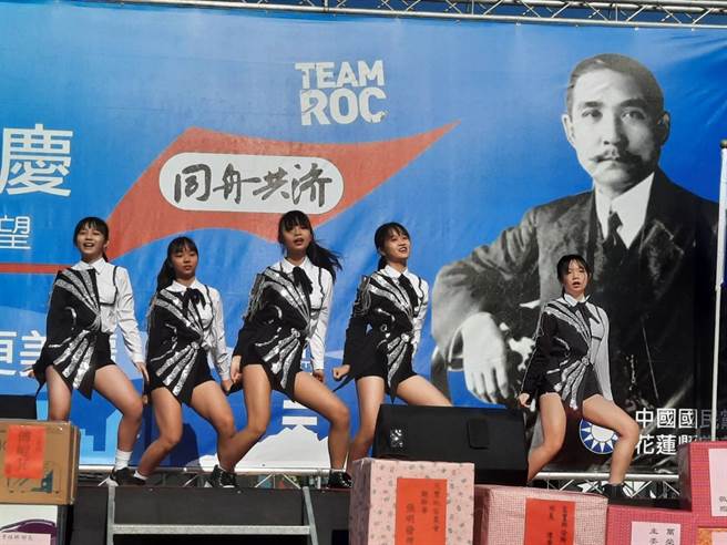 國民黨黨慶活動，也安排年輕舞團表演街舞、健走活動及現場設攤。（國民黨提供）