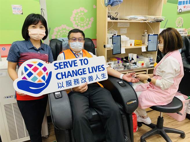 南投扶輪社社長蘇猷雅（左），號召捐熱血。（南投扶輪社提供／廖志晃南投傳真）