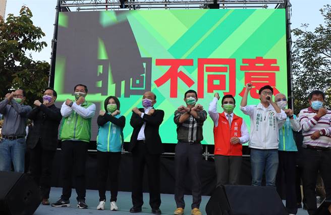行政院長蘇貞昌（左五）4日下午至台南新營參加「四個不同意 台灣更有力」公投說明會。（劉秀芬攝）