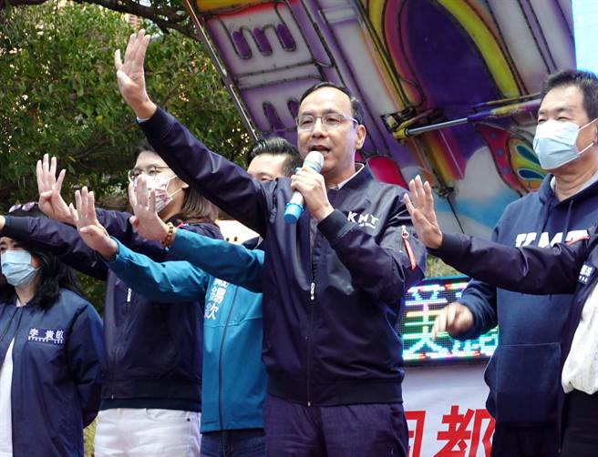 國民黨主席朱立倫（中）4日出席北市松山慈祐宮前廣場的公投宣講活動，並呼籲民眾堅定立場，支持4大公投案要投同意票。（姚志平攝）