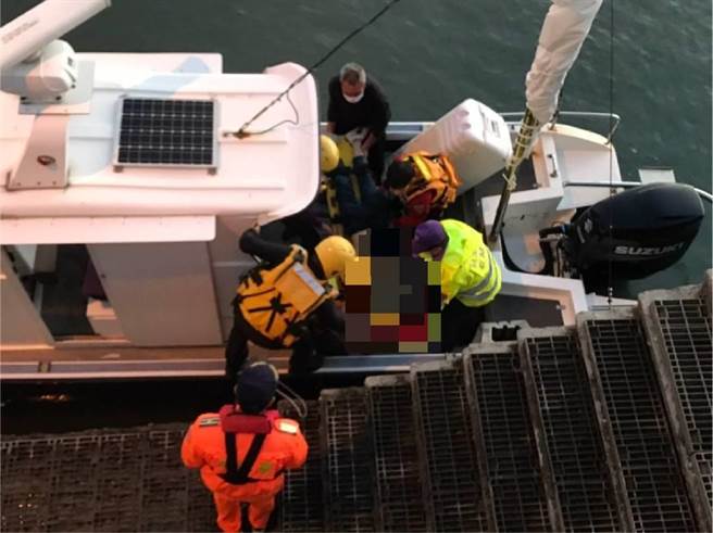桃園市永安漁港觀海橋4日傍晚1名約25歲女子落海，桃園市消防局獲報前往搶救。（翻攝照片）
