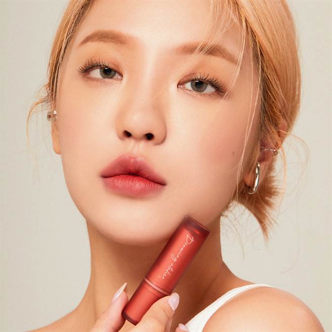 我爱极雾烤茶唇膏08玫瑰烤茶薄擦妆效。（图／品牌提供）