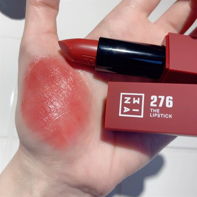 3INA磁久吻色唇膏#276试色。（邱映慈摄）