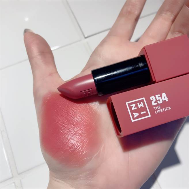 3INA磁久吻色唇膏#254试色。（邱映慈摄）