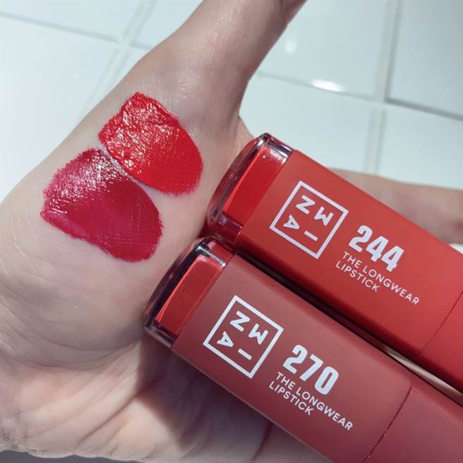 3INA微刺青印色唇釉#244、270试色。（邱映慈摄）