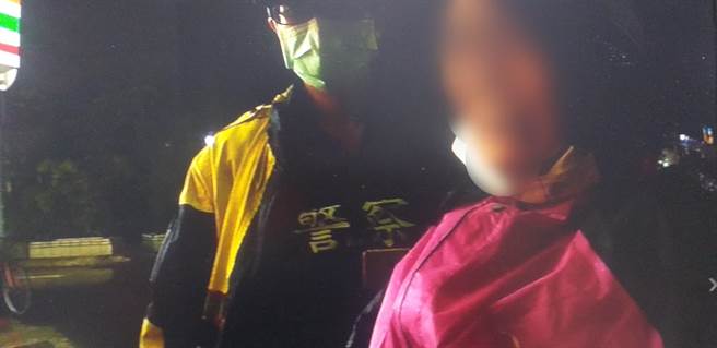 警方凌晨逮获到超商领取诈骗包裹的周姓女子。(翻摄照片／林郁平台北传真）