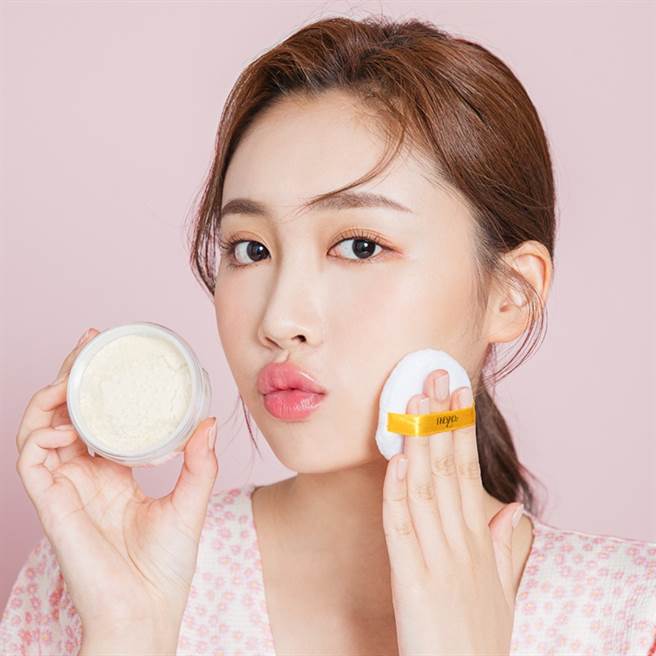 FreshO2拍拍蜜糖滤镜蜜粉搭配特厚弹力粉扑，上妆更均匀，定妆效果更持久。（图／品牌提供）