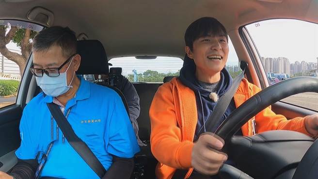 孙协志（右）为《飢饿游戏》重温驾训班的各种考题。（中视提供）