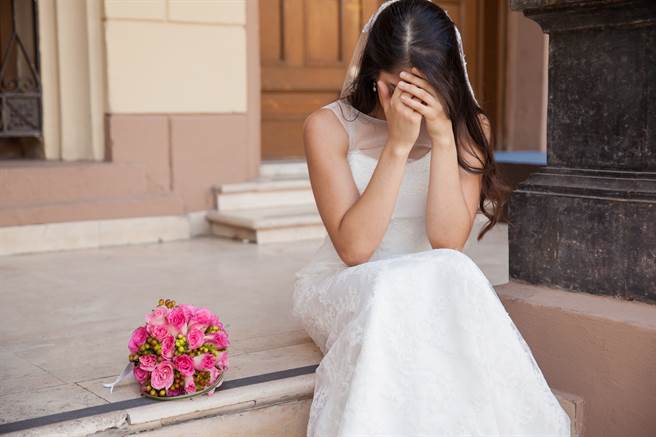 1名男子在迎娶當天被要求喊出「如果婚後再抽菸，X家（男方）絕子絕孫」讓他不能接受，當場調頭走了，婚也不結了。（示意圖/Shutterstock提供）