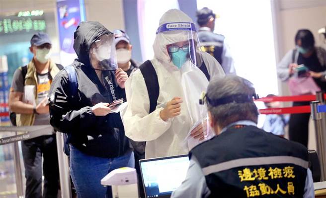 中央流行疫情指挥中心4日公布国内新增11例新冠肺炎确定病例，皆为境外移入，在桃园机场入境管制区内，刚下机的旅客排队查验入境健康资料。图中非新闻当事人。（范扬光摄）