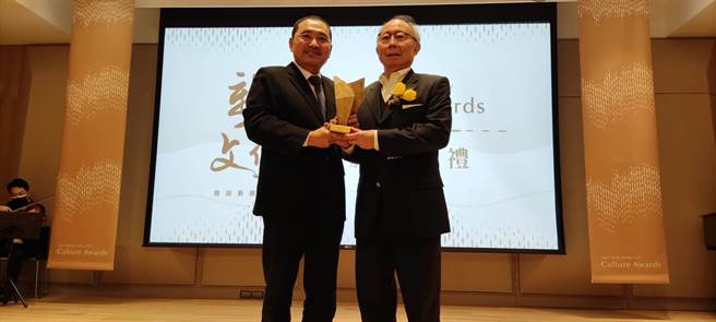 已故的竹围工作室创办人萧丽虹获颁新北文化奖的「特殊贡献奖」，丈夫陈光雄（右）出席代表接受市长侯友宜颁奖。（陈慰慈摄）