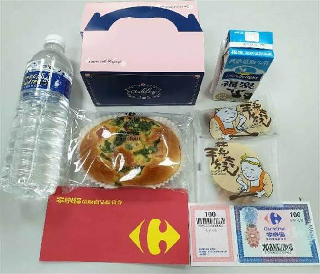 家乐福宜兰店明设疫苗接种站，民眾打完疫苗可领100元礼券，还提供保久乳和麵包来补充体力。(家乐福提供)