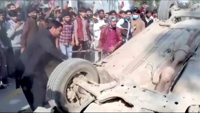 一名斯里蘭卡籍工廠管理員被憤怒的民眾縱火燒死，巴基斯坦總理直指這是該國「可恥的一天」。（圖／路透社）