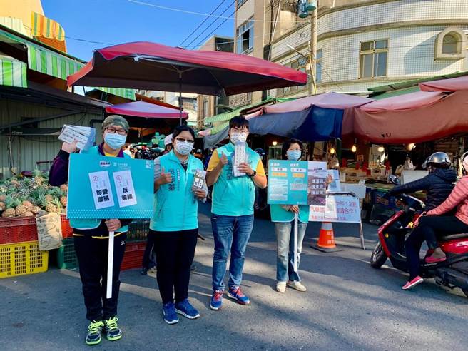 台灣民眾黨民主戰車11月29日已抵達嘉義地區，將花7天時間在嘉義縣市沿途掃街宣講，嘉義市黨部也動起來，積極上街頭宣傳理念。（民眾黨嘉義市黨部提供∕ 呂妍庭嘉義傳真）