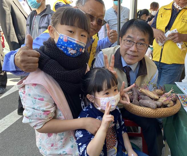 台南长黄伟哲（右）肯定台湾甘藷产业策略联盟结合农民和通路，将地瓜行销到很多国家。（曹婷婷摄）