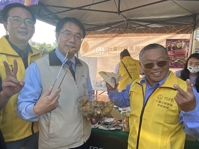 台南长黄伟哲（中）肯定台湾甘藷产业策略联盟结合农民和通路，将地瓜行销到很多国家。（曹婷婷摄）